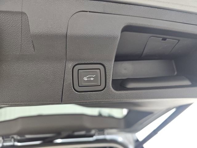 Used 2023 GMC Acadia SLE w/ Driver Convenience Package image 8