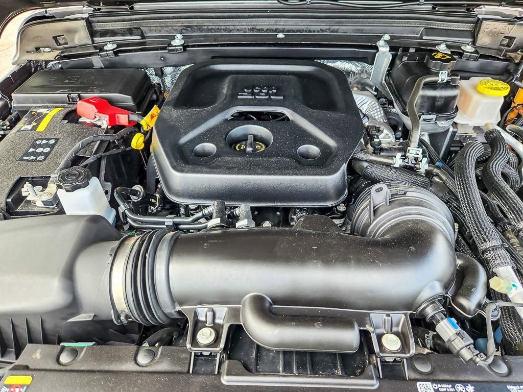 Used 2025 Jeep Wrangler Unlimited Sahara AWD/4WD image 24