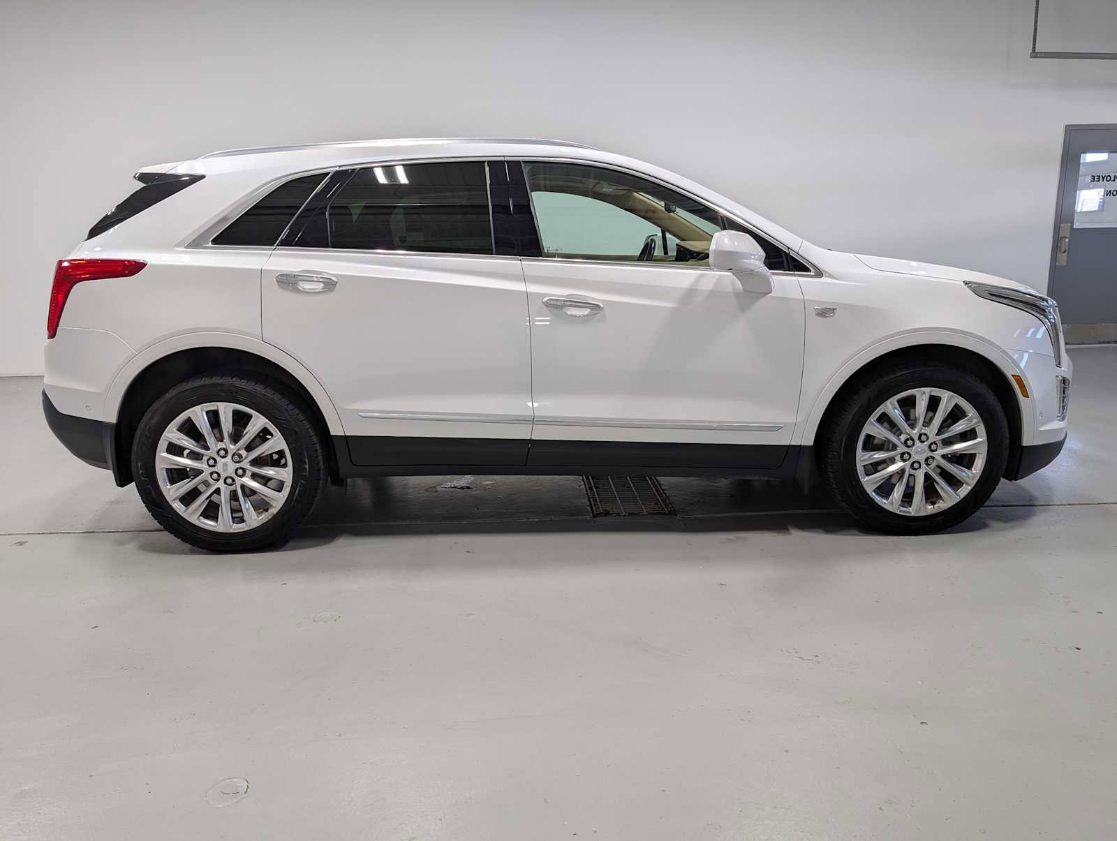 Used 2018 Cadillac XT5 Platinum w/ Driver Assist Package AWD/4WD image 9