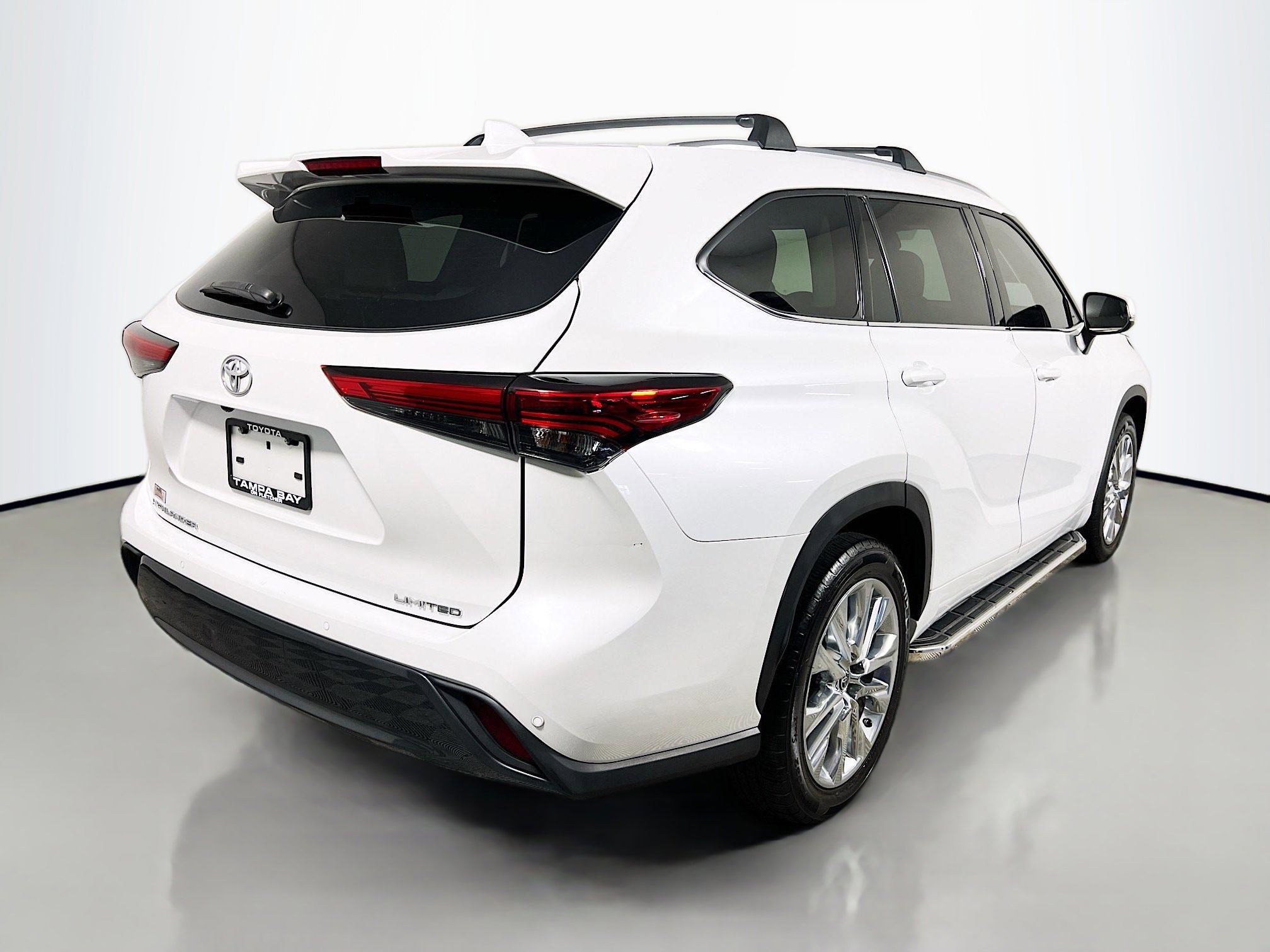 Used 2023 Toyota Highlander Limited FWD image 4