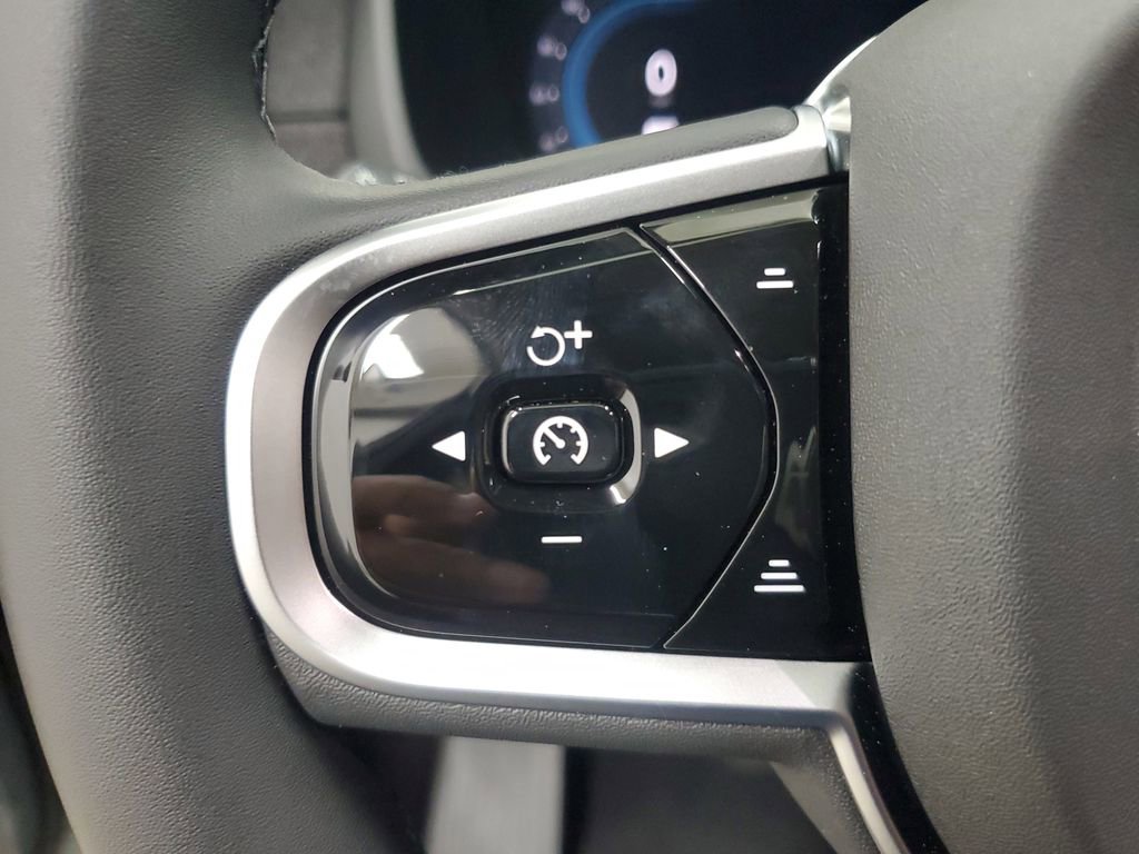 New 2025 Volvo XC90 B6 Core w/ Climate Package image 25