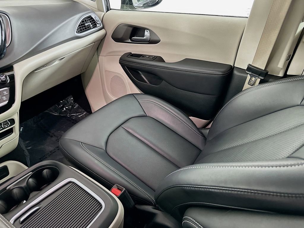 Certified 2024 Chrysler Pacifica Touring-L image 33