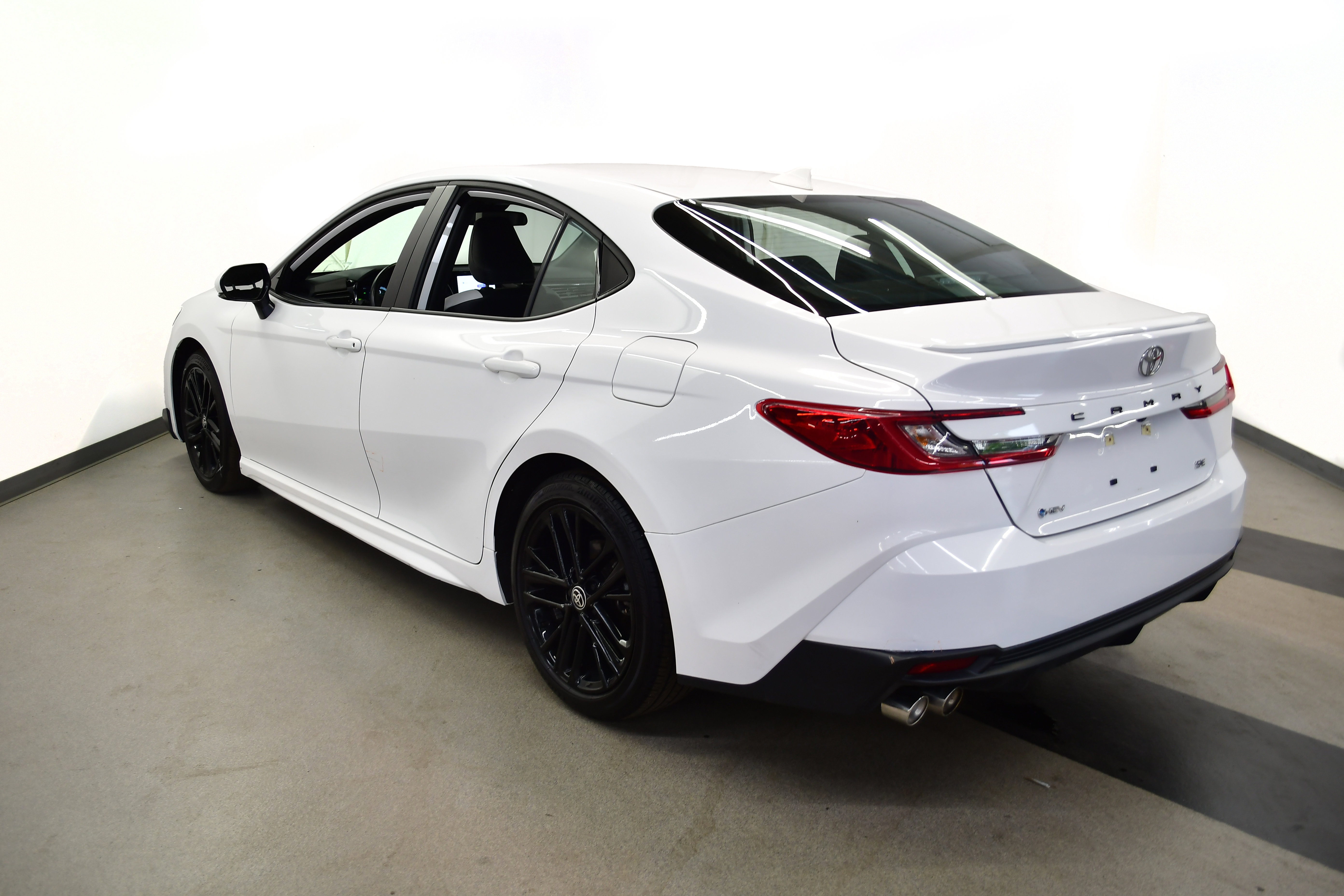 Used 2025 Toyota Camry SE FWD image 5