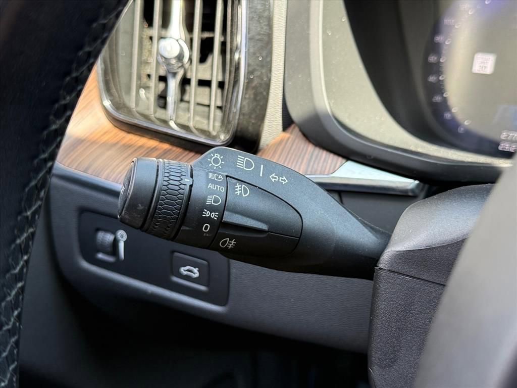 Used 2022 Volvo XC60 B5 Momentum image 21