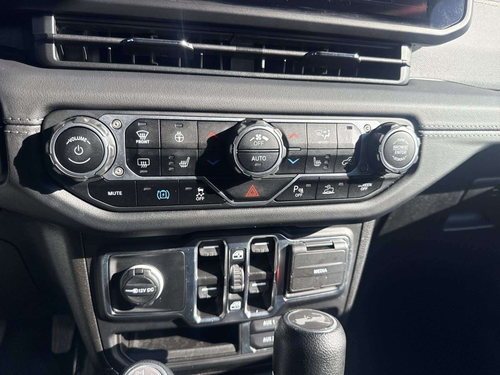 Used 2024 Jeep Wrangler Unlimited Sahara w/ Technology Group AWD/4WD image 19