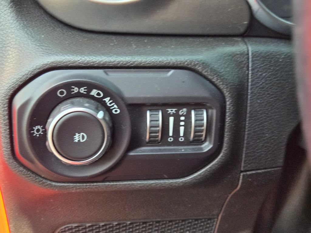 Used 2018 Jeep Wrangler Unlimited Sahara AWD/4WD image 22