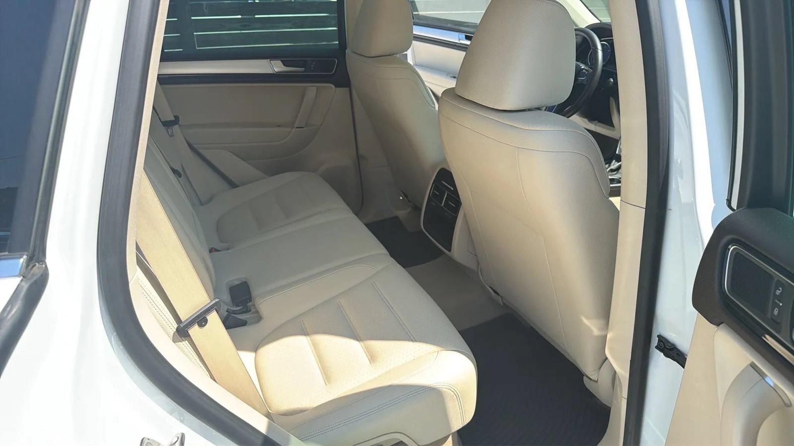 Used 2015 Volkswagen Touareg Sport AWD/4WD image 13