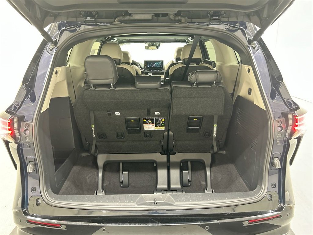 Used 2025 Toyota Sienna Platinum image 4