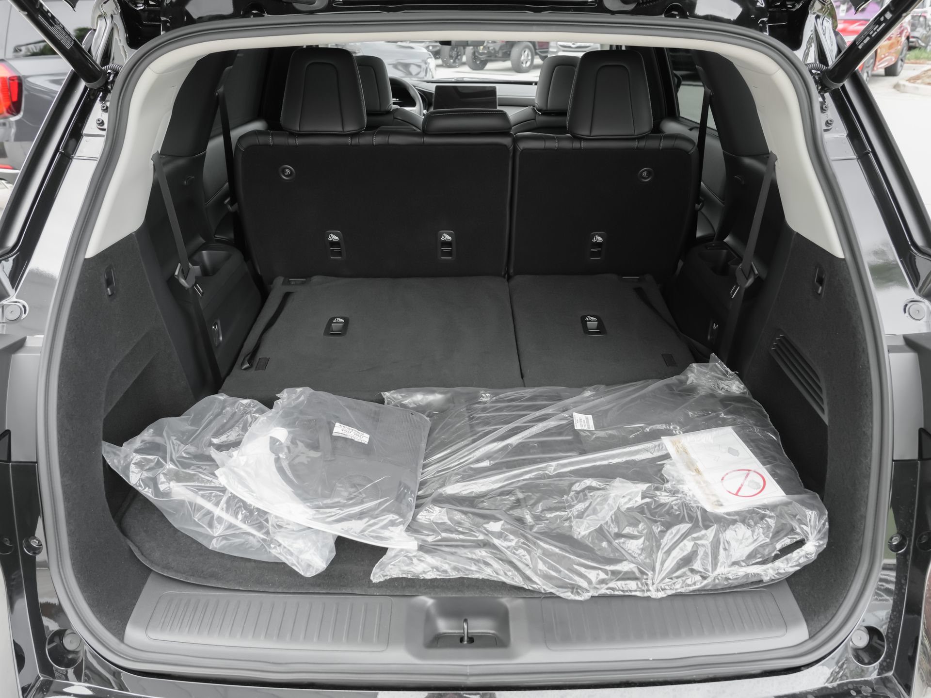 Certified 2026 INFINITI QX60 Luxe w/ Family Package FWD image 40