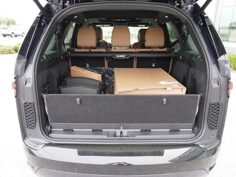 New 2024 Land Rover Discovery Dynamic SE AWD/4WD image 7