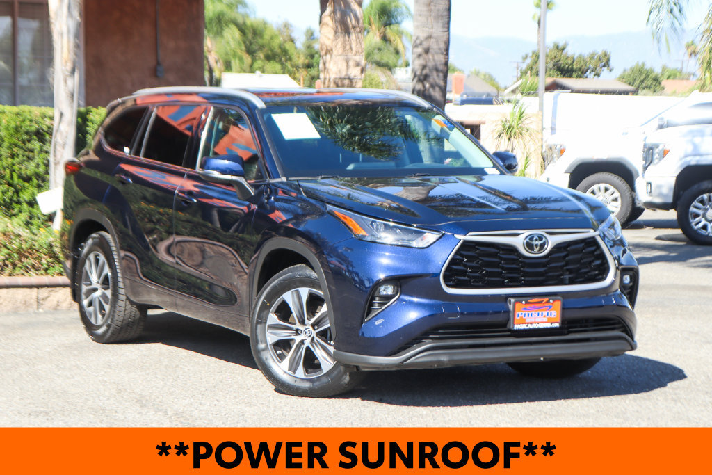 Used 2022 Toyota Highlander XLE AWD/4WD image 2