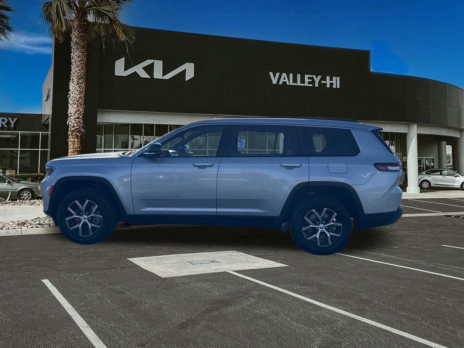 Used 2024 Jeep Grand Cherokee L Limited w/ Luxury Tech Group II image 11