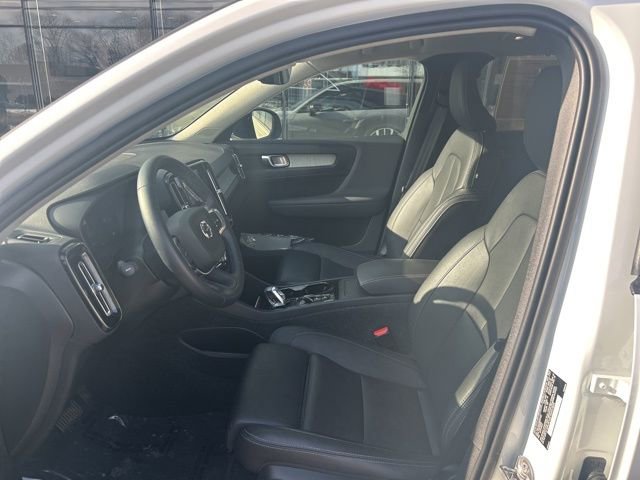 Certified 2025 Volvo XC40 B5 Plus AWD/4WD image 17