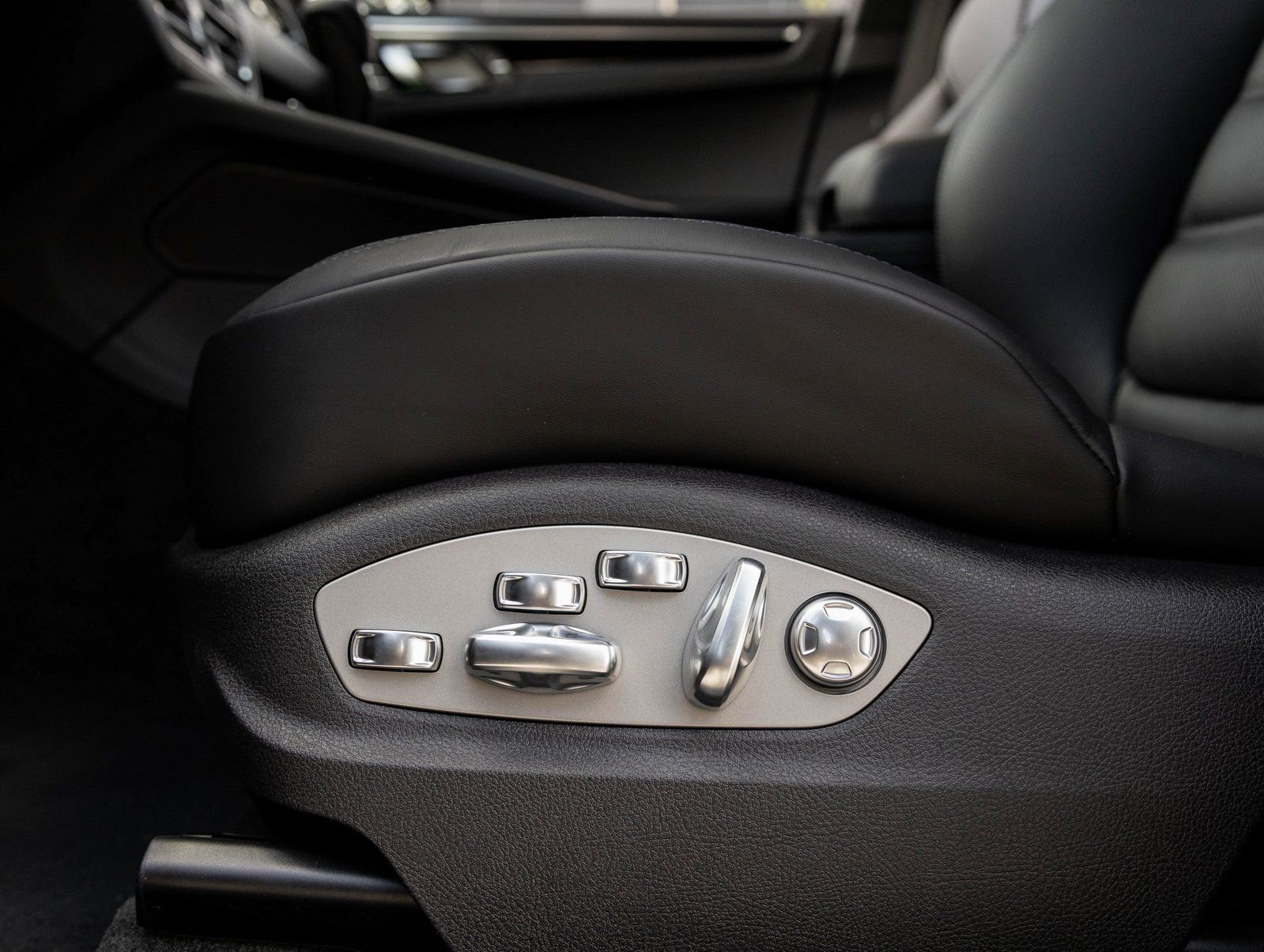 Certified 2026 Porsche Macan image 22