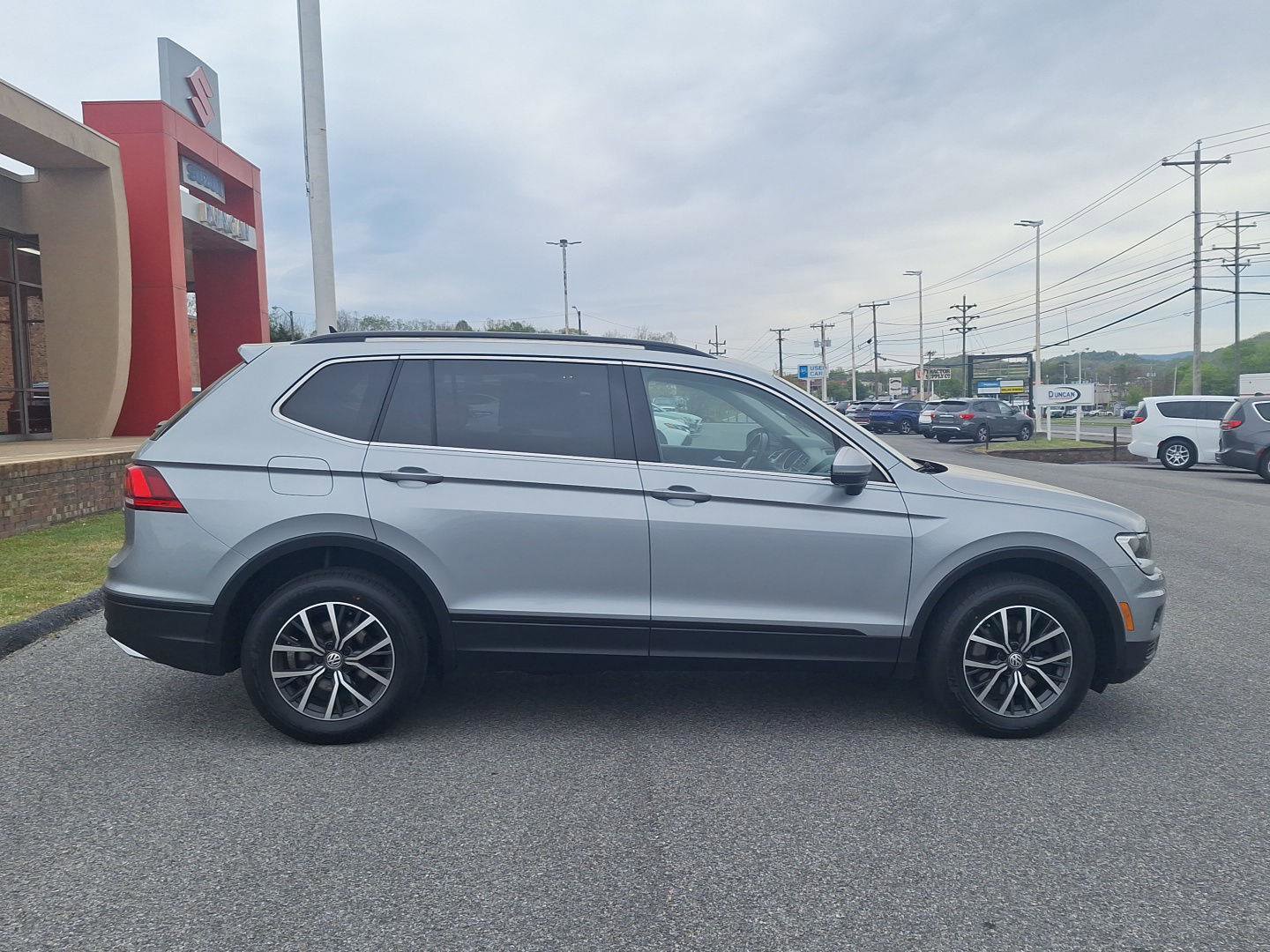 Used 2019 Volkswagen Tiguan SE w/ Panoramic Sunroof Package AWD/4WD image 2