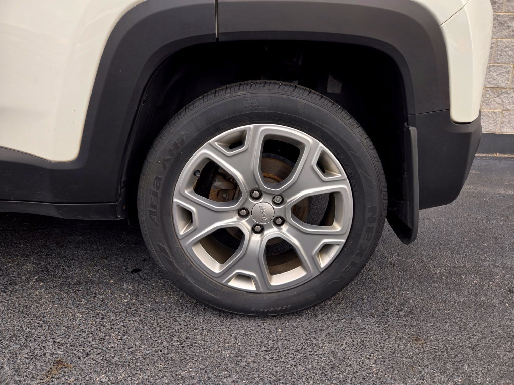 Used 2019 Jeep Renegade Latitude w/ Cold Weather Group AWD/4WD image 9
