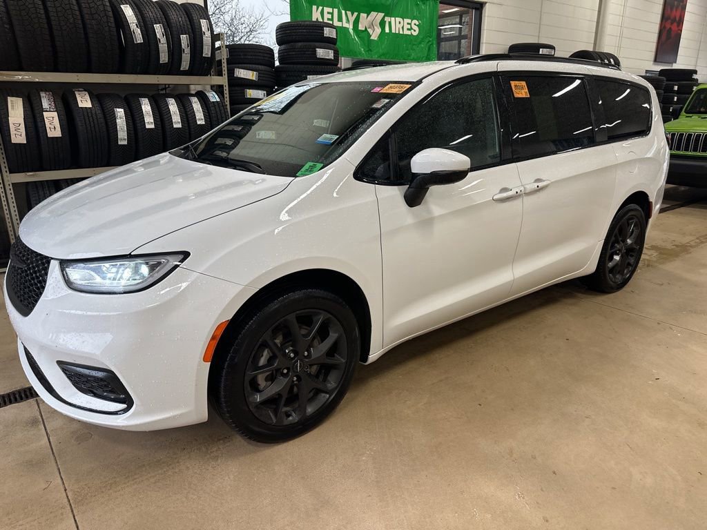 Used 2023 Chrysler Pacifica Touring-L w/ S Appearance Package image 3