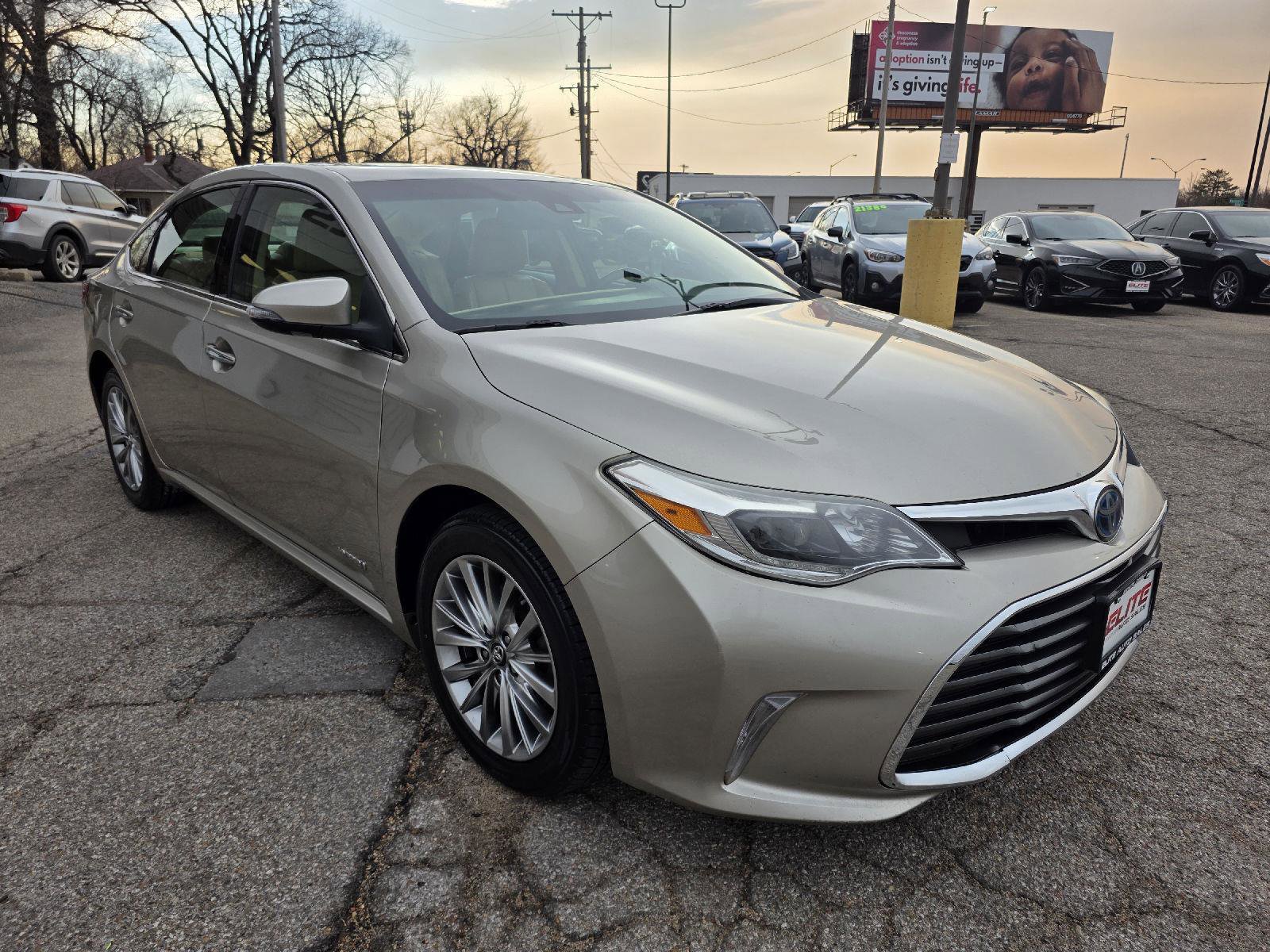 Used 2018 Toyota Avalon Limited FWD image 3