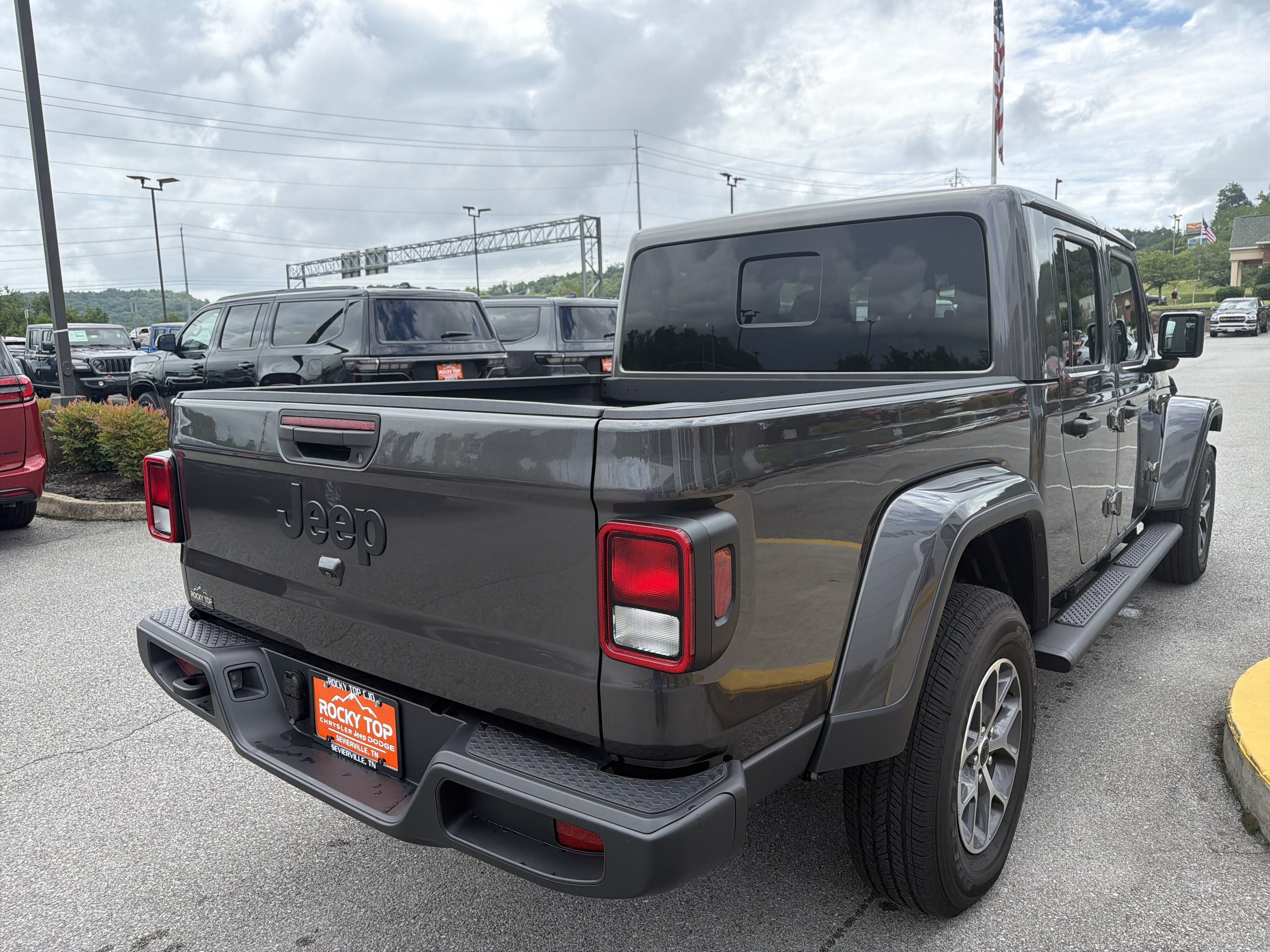 Used 2025 Jeep Gladiator Sport AWD/4WD image 8