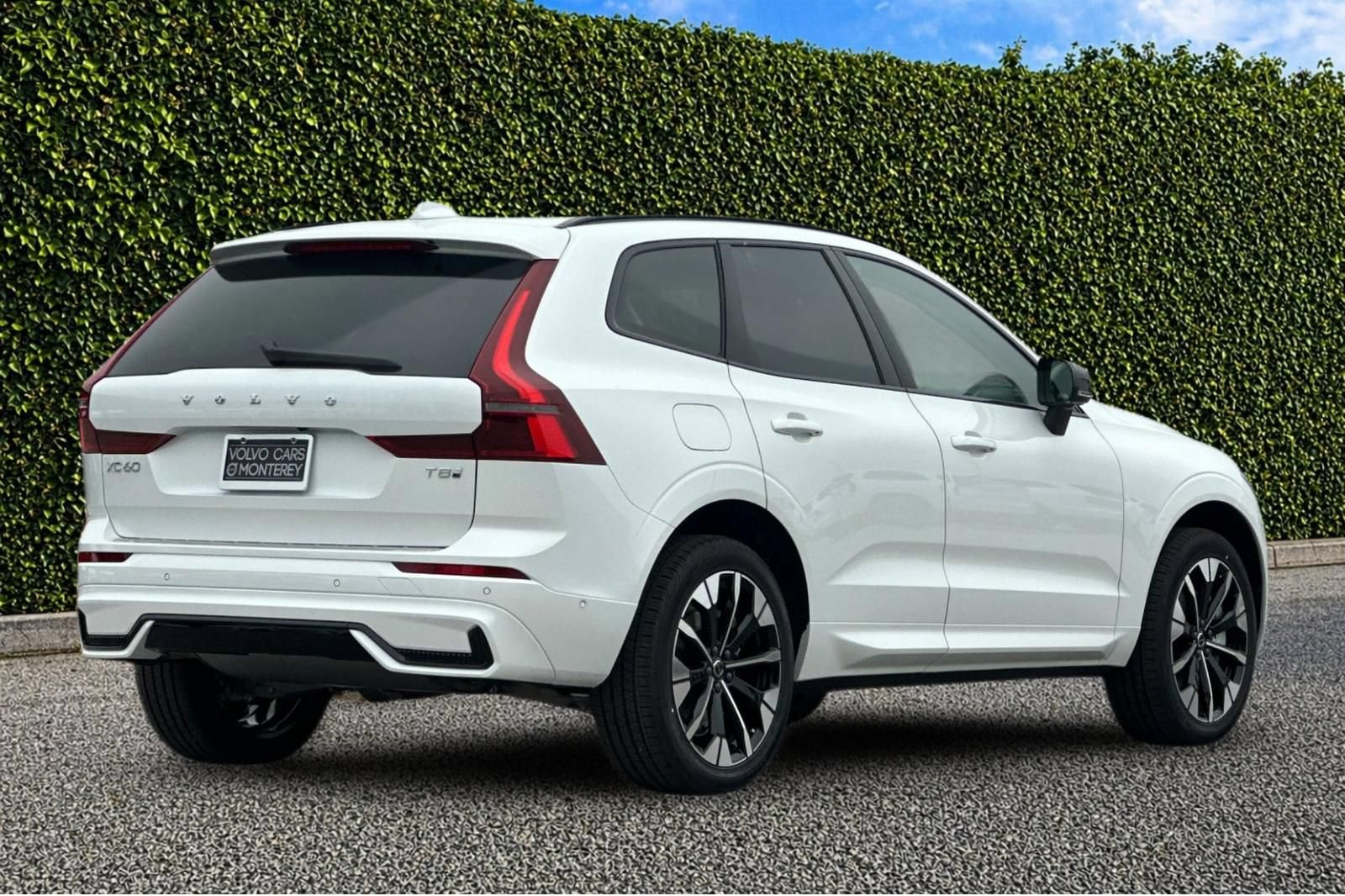 New 2026 Volvo XC60 T8 Plus w/ Climate Package PRO AWD/4WD image 6