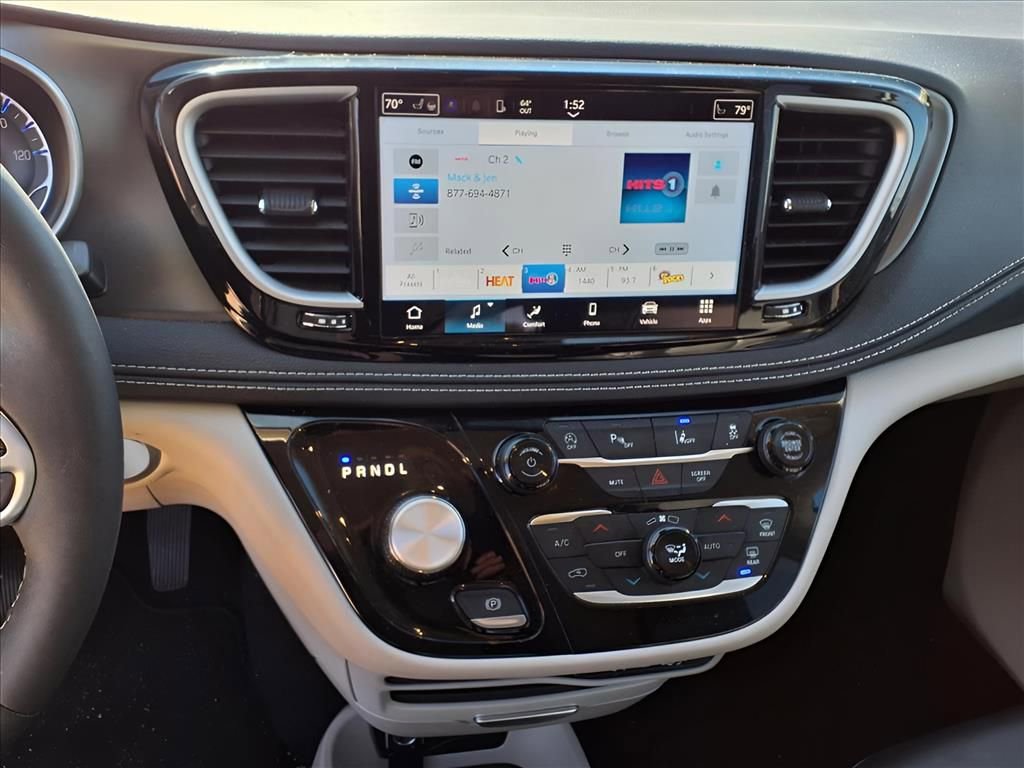 Used 2024 Chrysler Pacifica Touring-L image 8