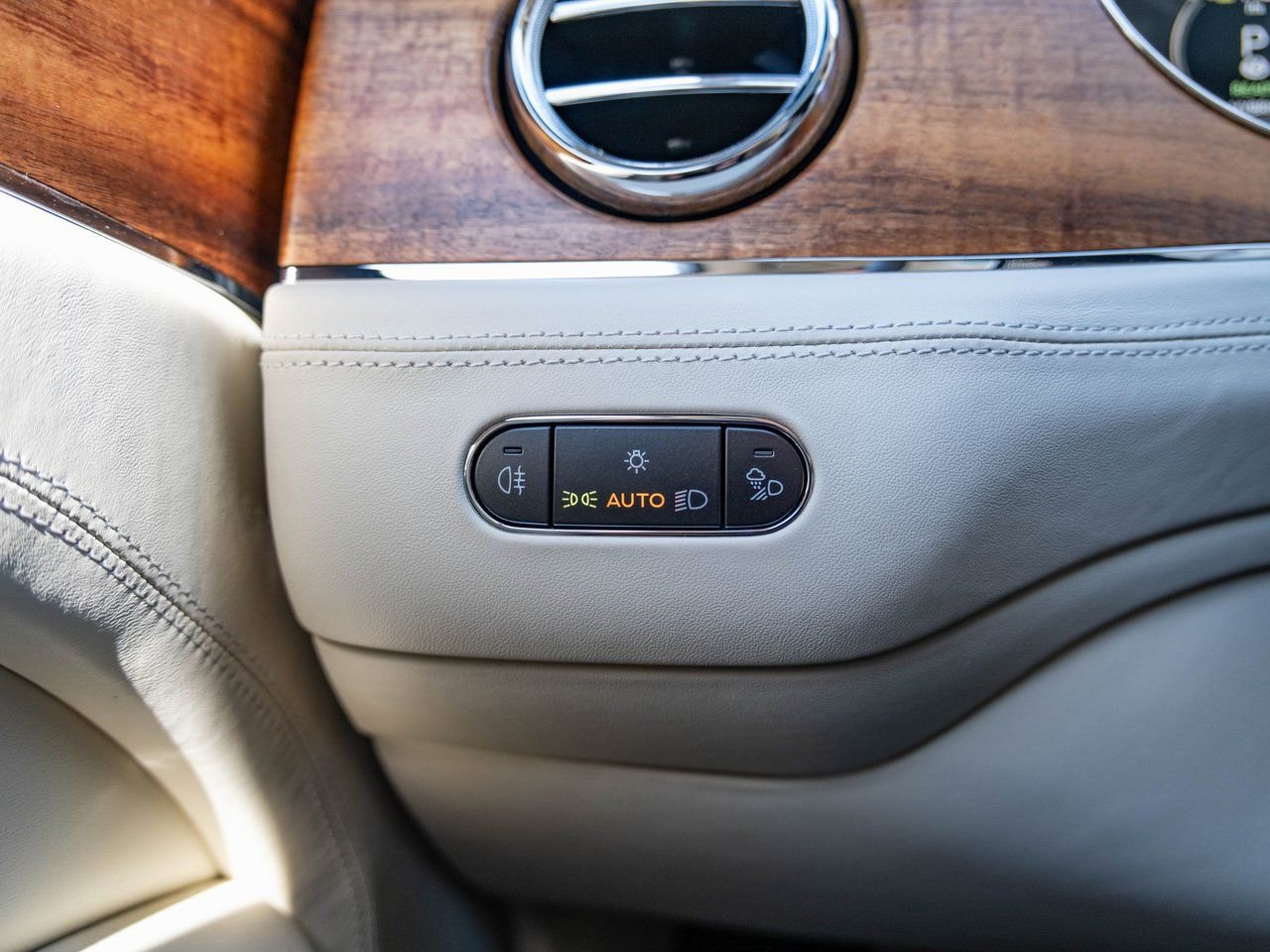 Used 2025 Bentley Bentayga Plug-In Hybrid image 12