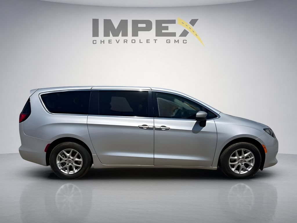 Used 2023 Chrysler Voyager LX FWD image 6
