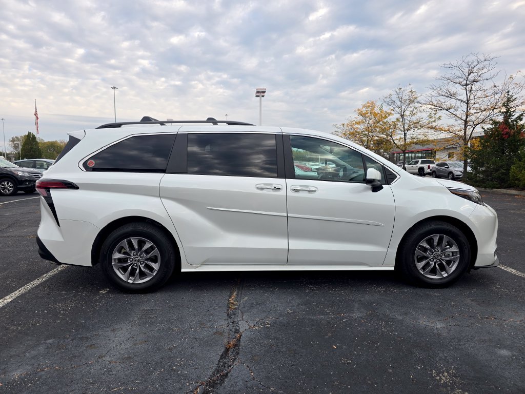 Certified 2022 Toyota Sienna XLE w/ XLE Plus Package FWD image 9