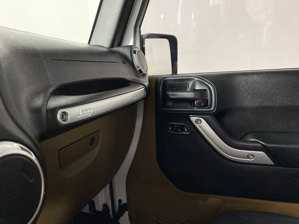Used 2015 Jeep Wrangler Unlimited Sahara w/ Connectivity Group image 22