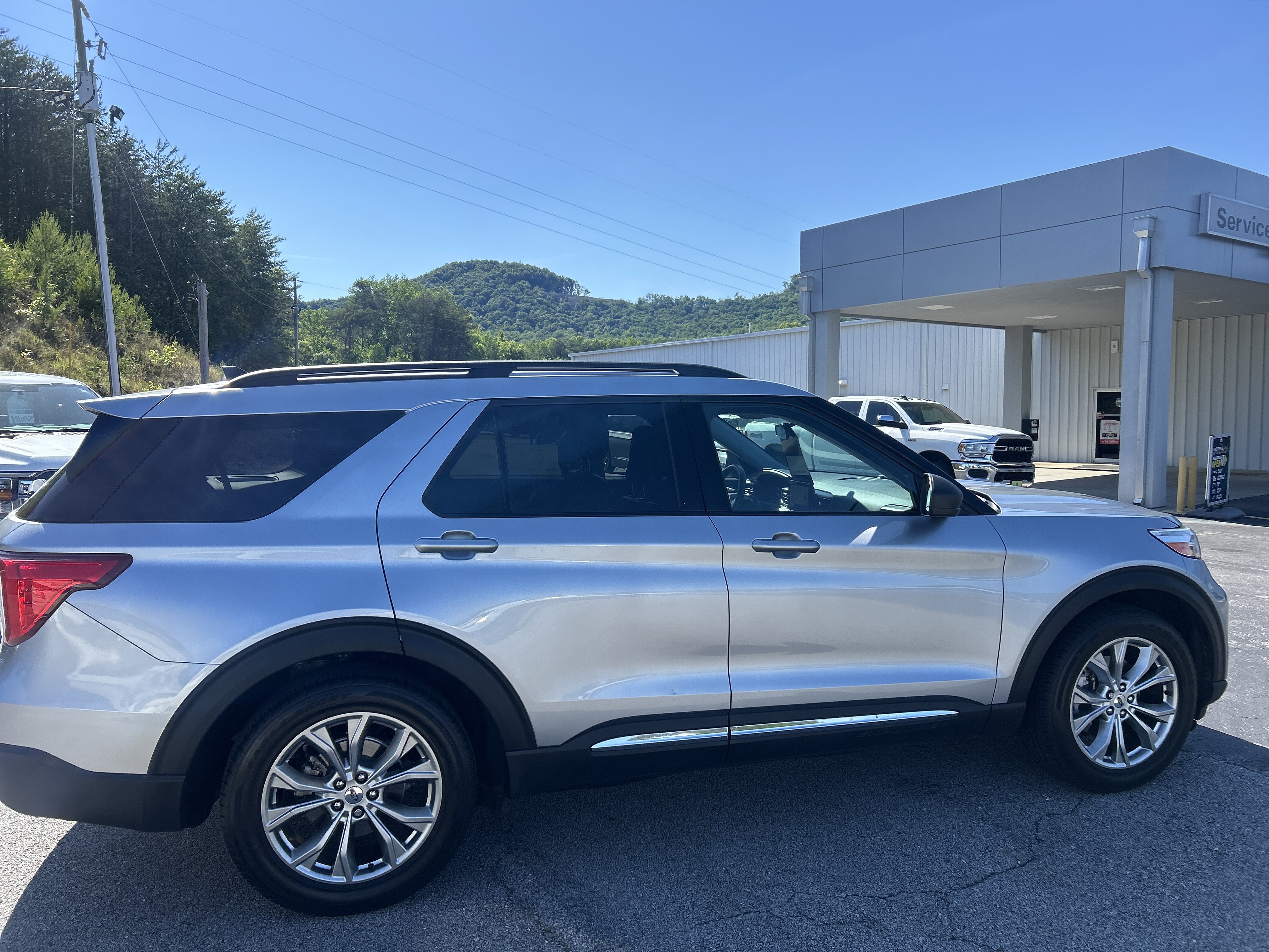 Used 2021 Ford Explorer XLT w/ Equipment Group 202A RWD image 15