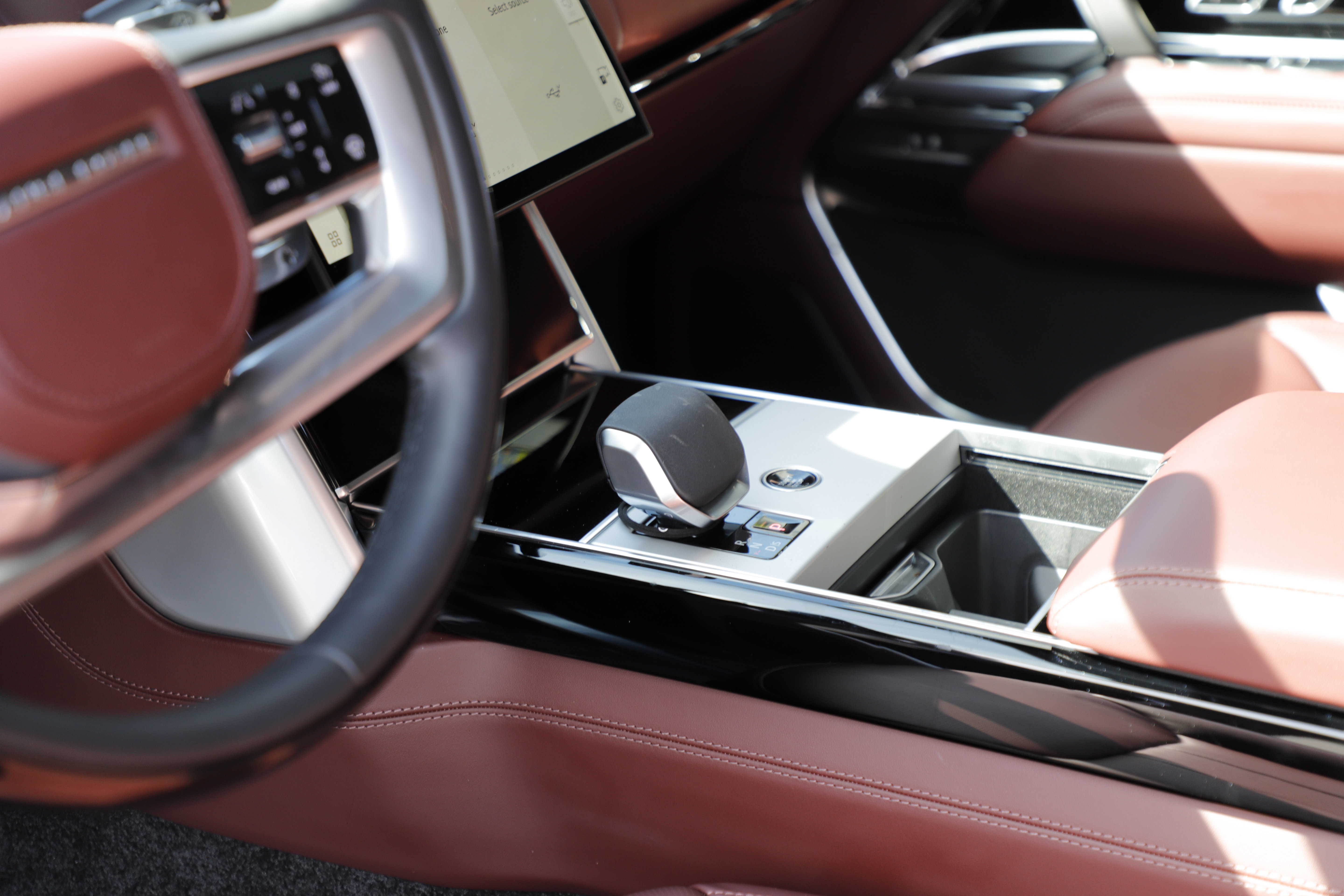Certified 2025 Land Rover Range Rover SE AWD/4WD image 18