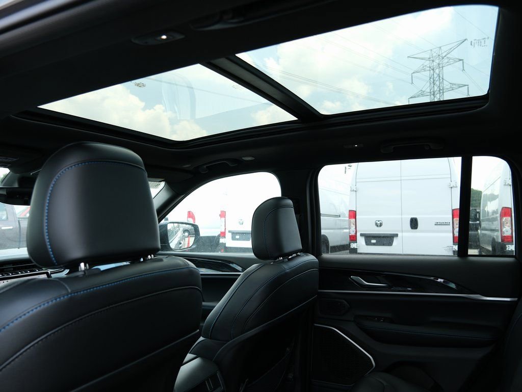 Used 2024 Jeep Grand Cherokee Trailhawk image 35