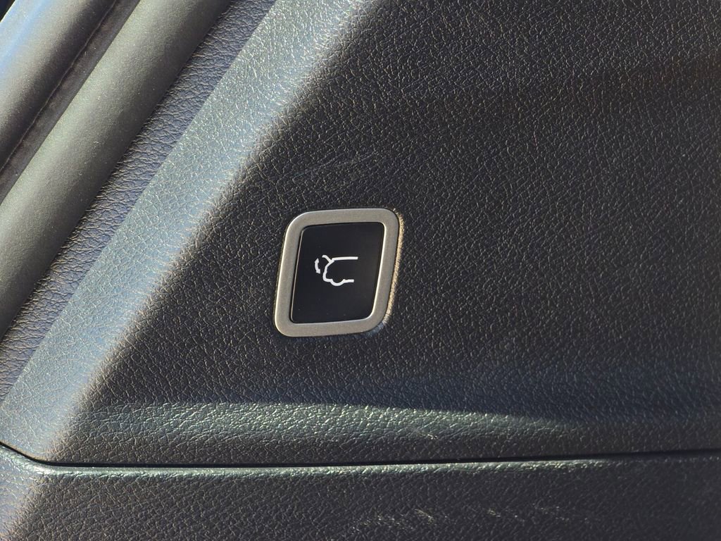 Used 2025 Chrysler Pacifica Limited FWD image 11