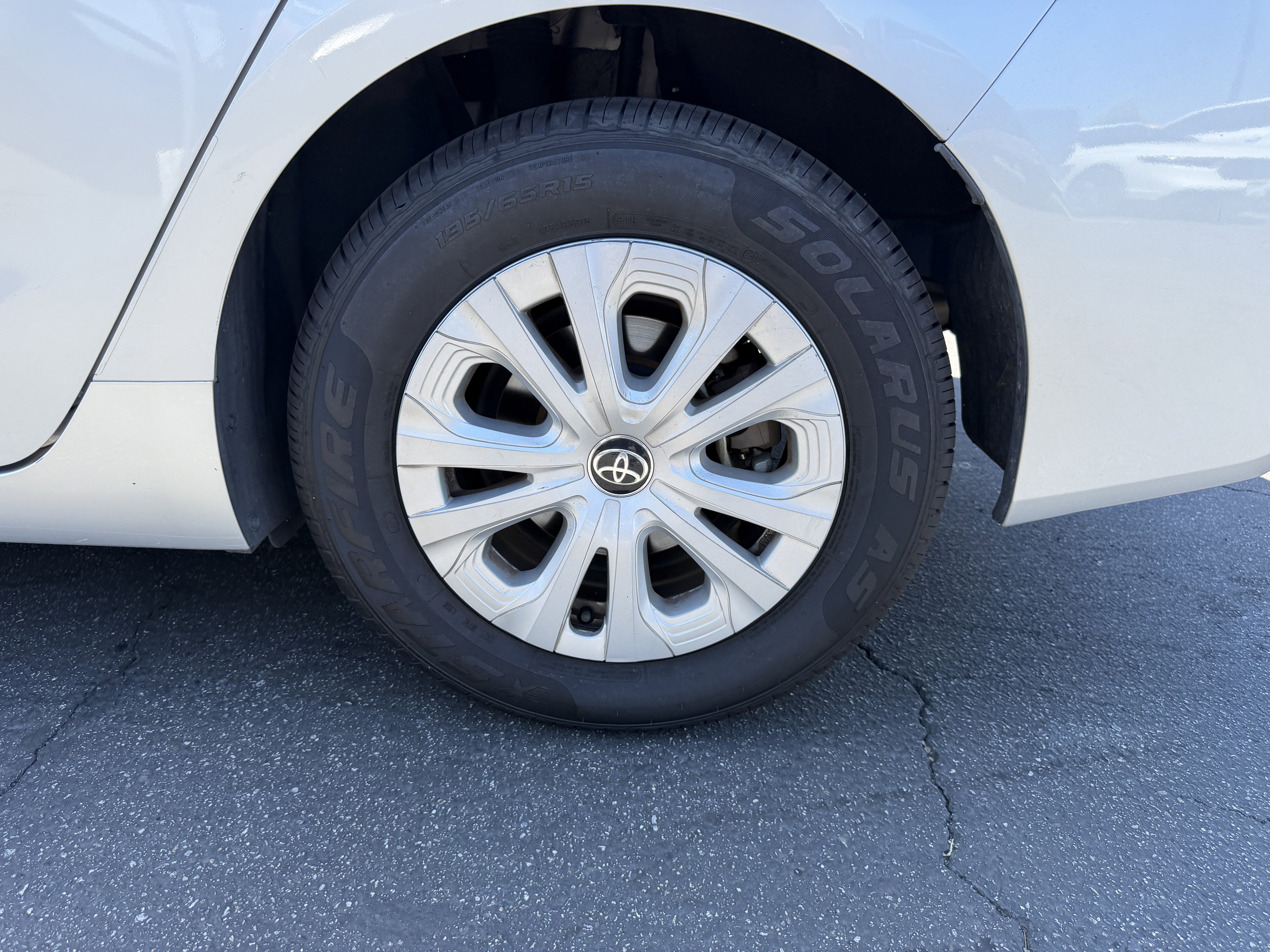 Used 2022 Toyota Prius L Eco FWD image 9