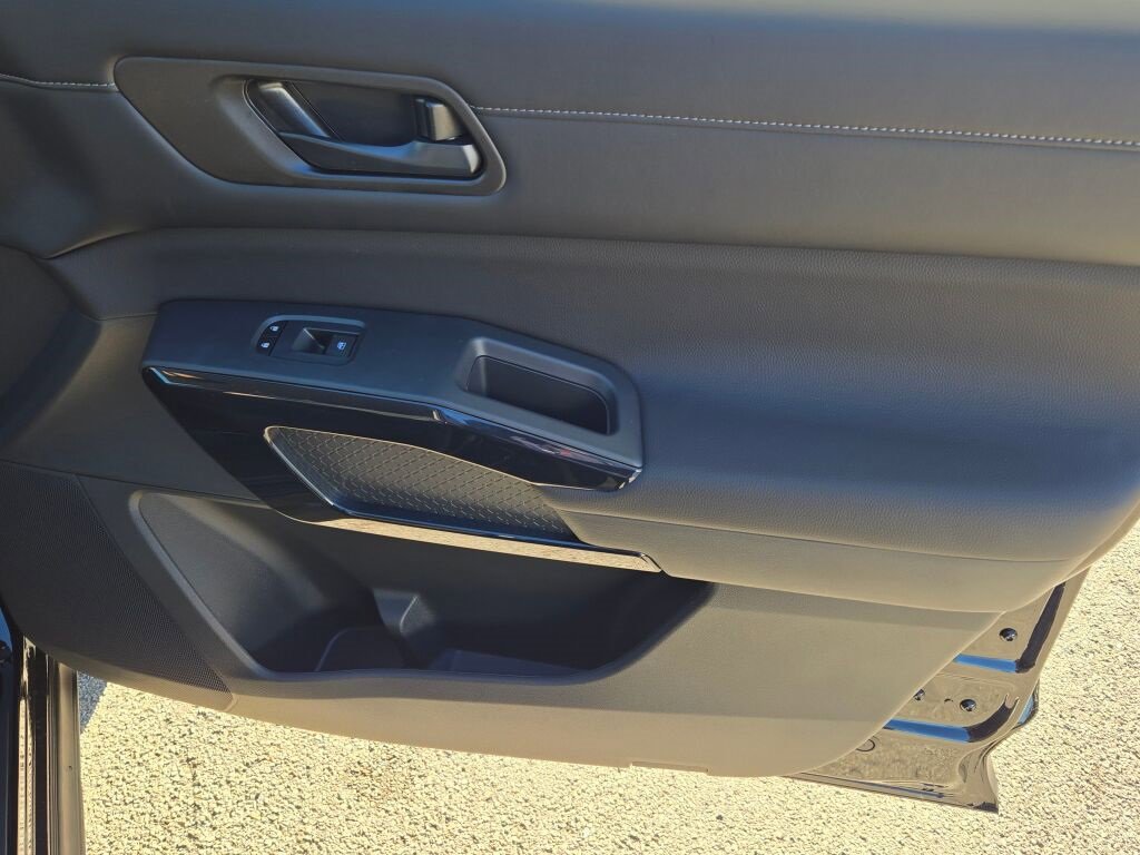 New 2025 Nissan Pathfinder SV w/ Black Appearance Package image 7