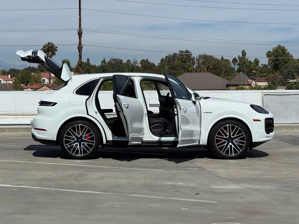 Used 2025 Porsche Cayenne Turbo w/ Premium Package Plus AWD/4WD image 28