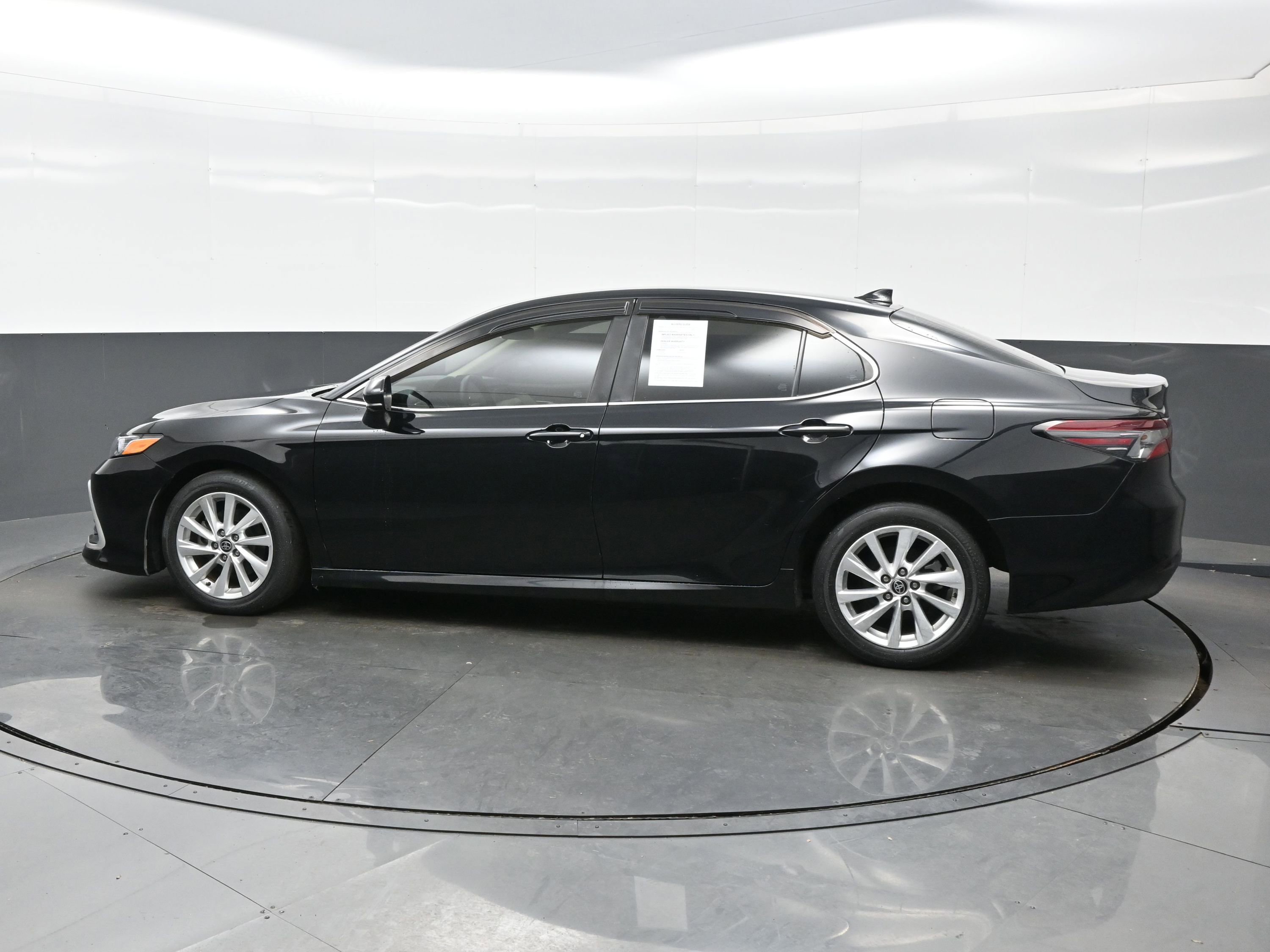 Used 2021 Toyota Camry LE image 3