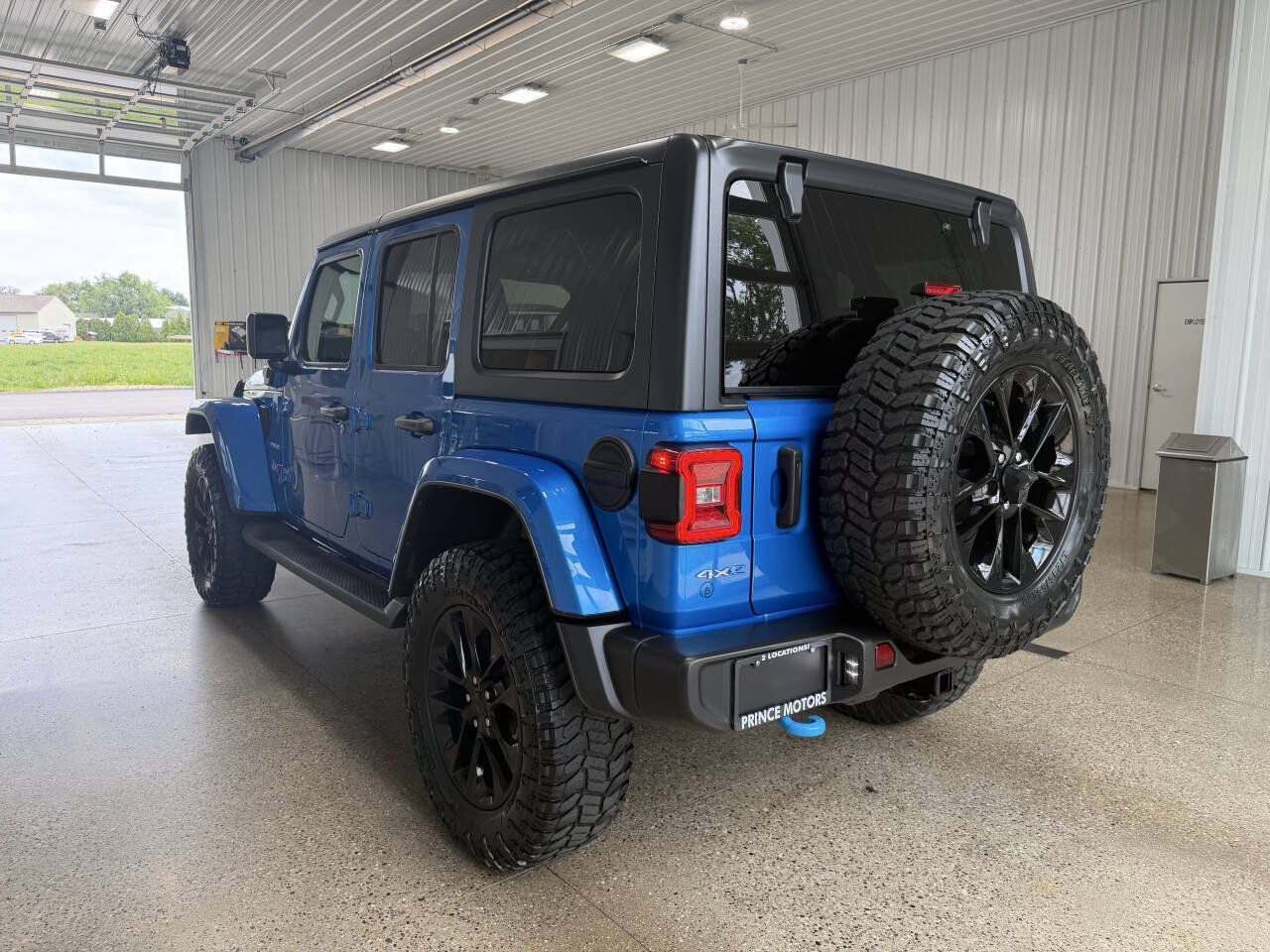 Used 2023 Jeep Wrangler Unlimited Sahara w/ Cold Weather Group AWD/4WD image 3