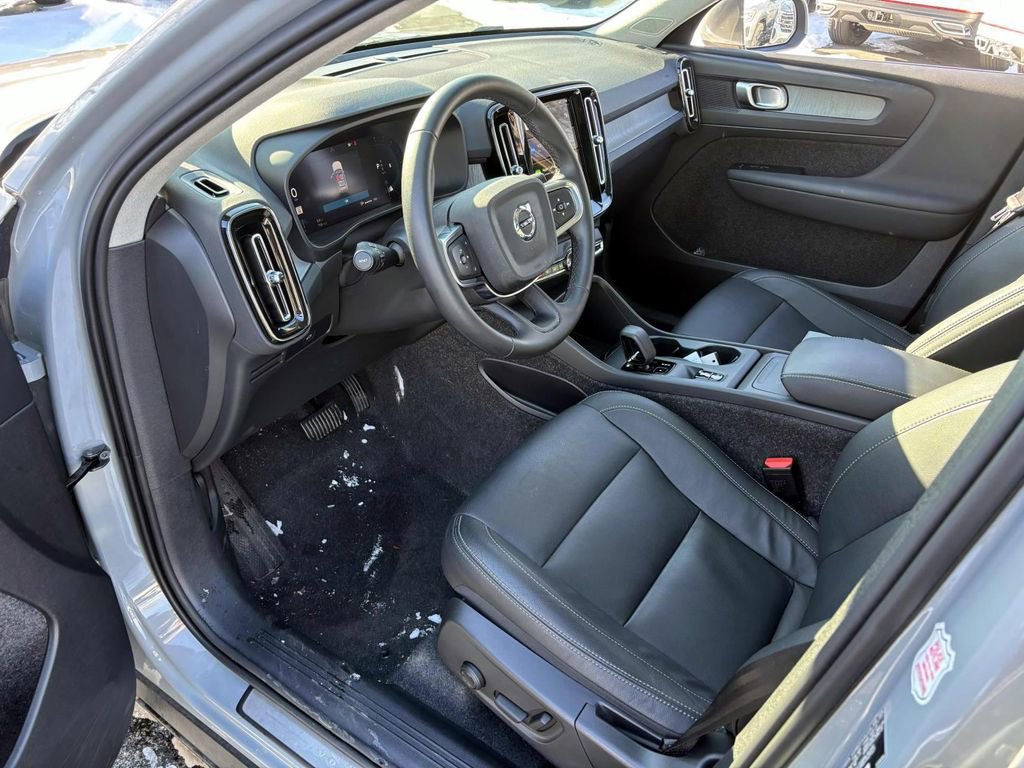 Used 2025 Volvo XC40 B5 Core image 22