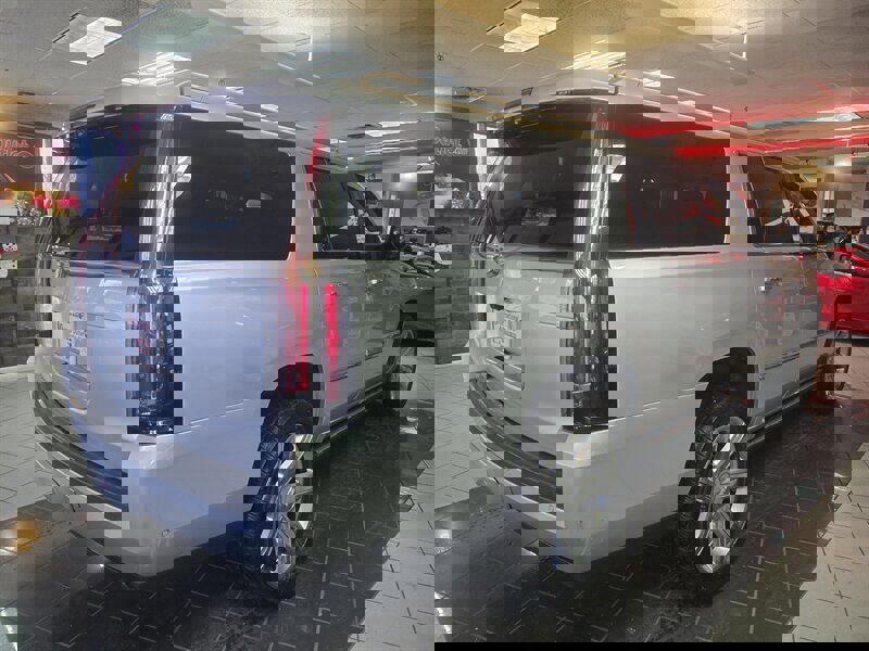 Used 2017 Cadillac Escalade ESV Premium Luxury image 4