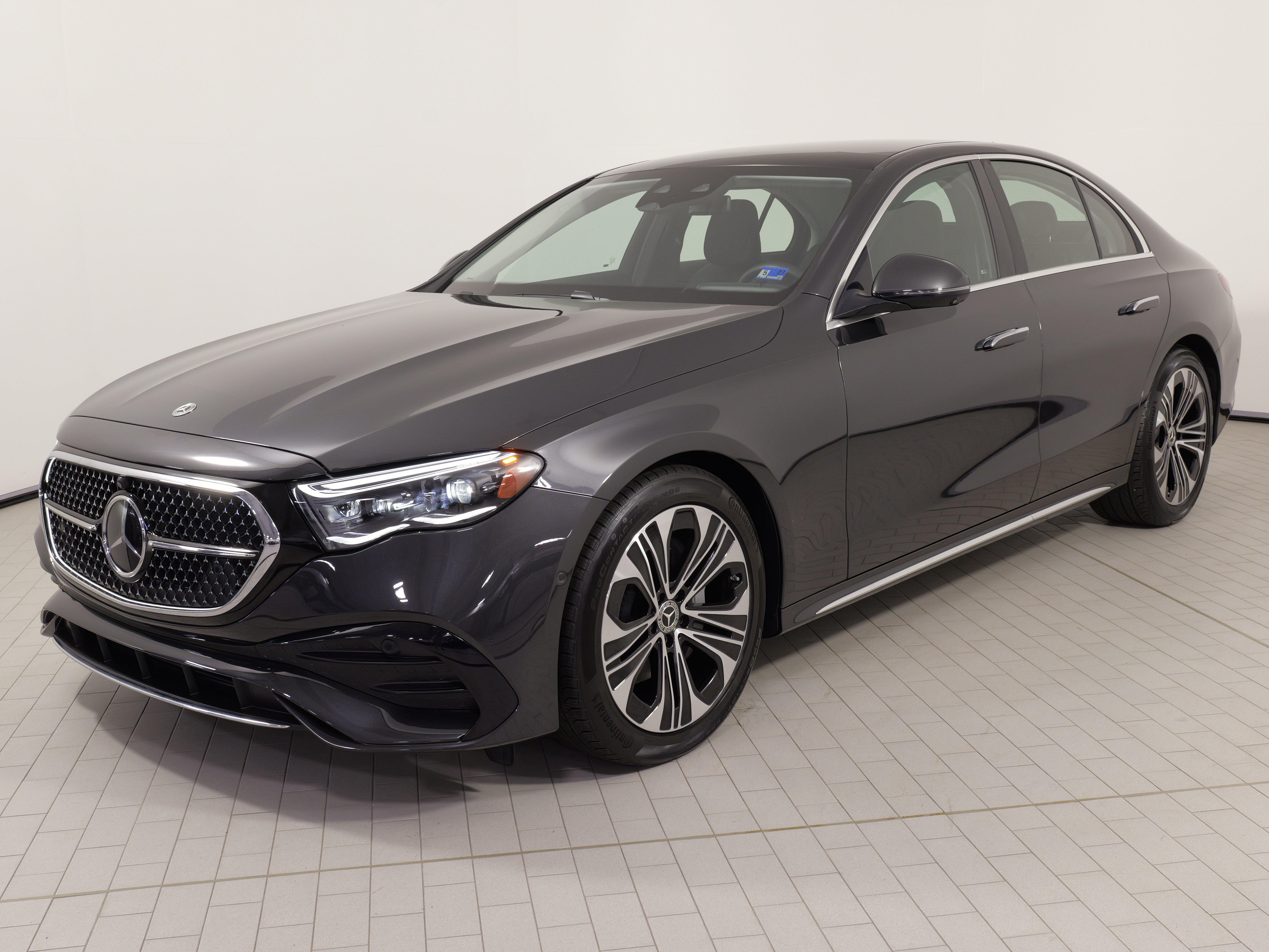 Used 2025 Mercedes-Benz E 350 4MATIC Sedan image 3