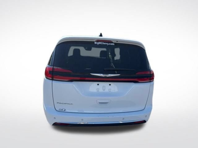 Used 2024 Chrysler Pacifica Touring-L FWD image 4