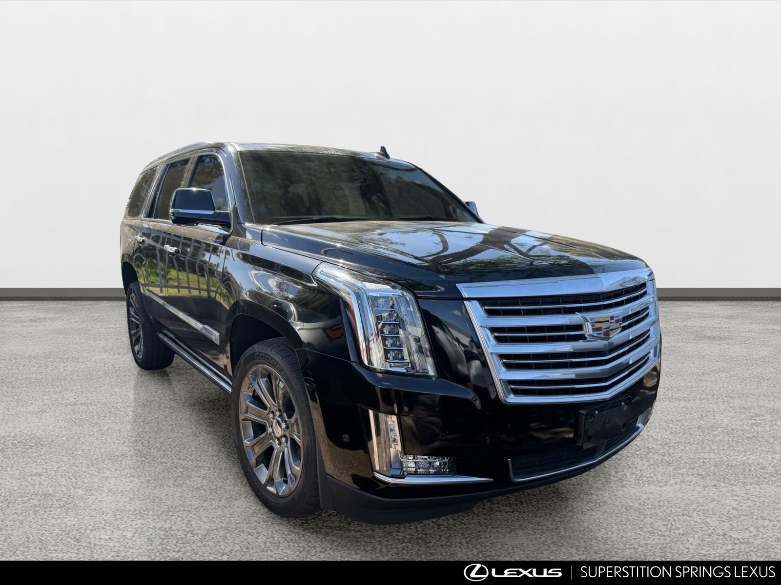 Used 2018 Cadillac Escalade Platinum AWD/4WD image 2