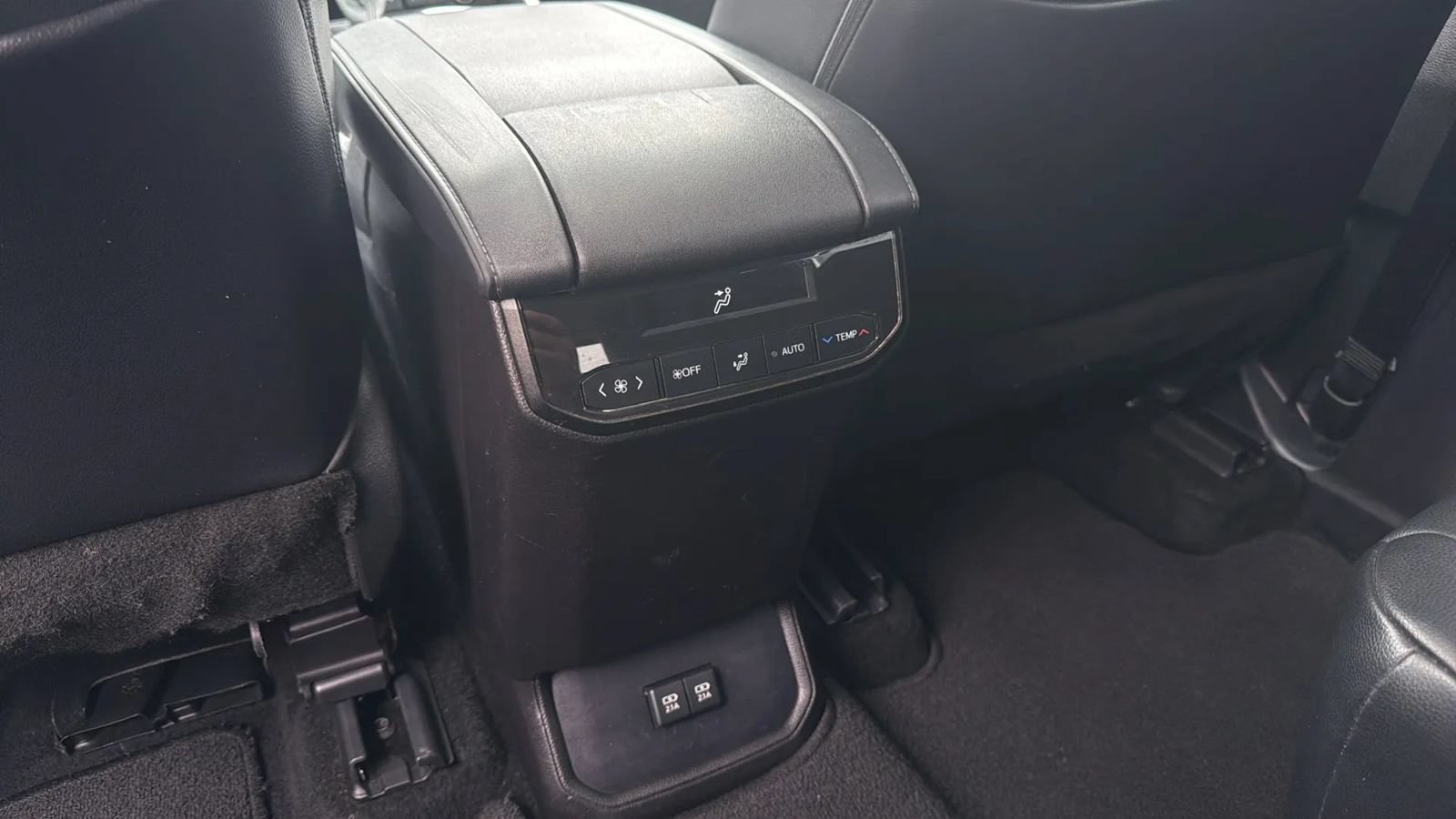 Used 2021 Toyota Highlander XLE FWD image 16
