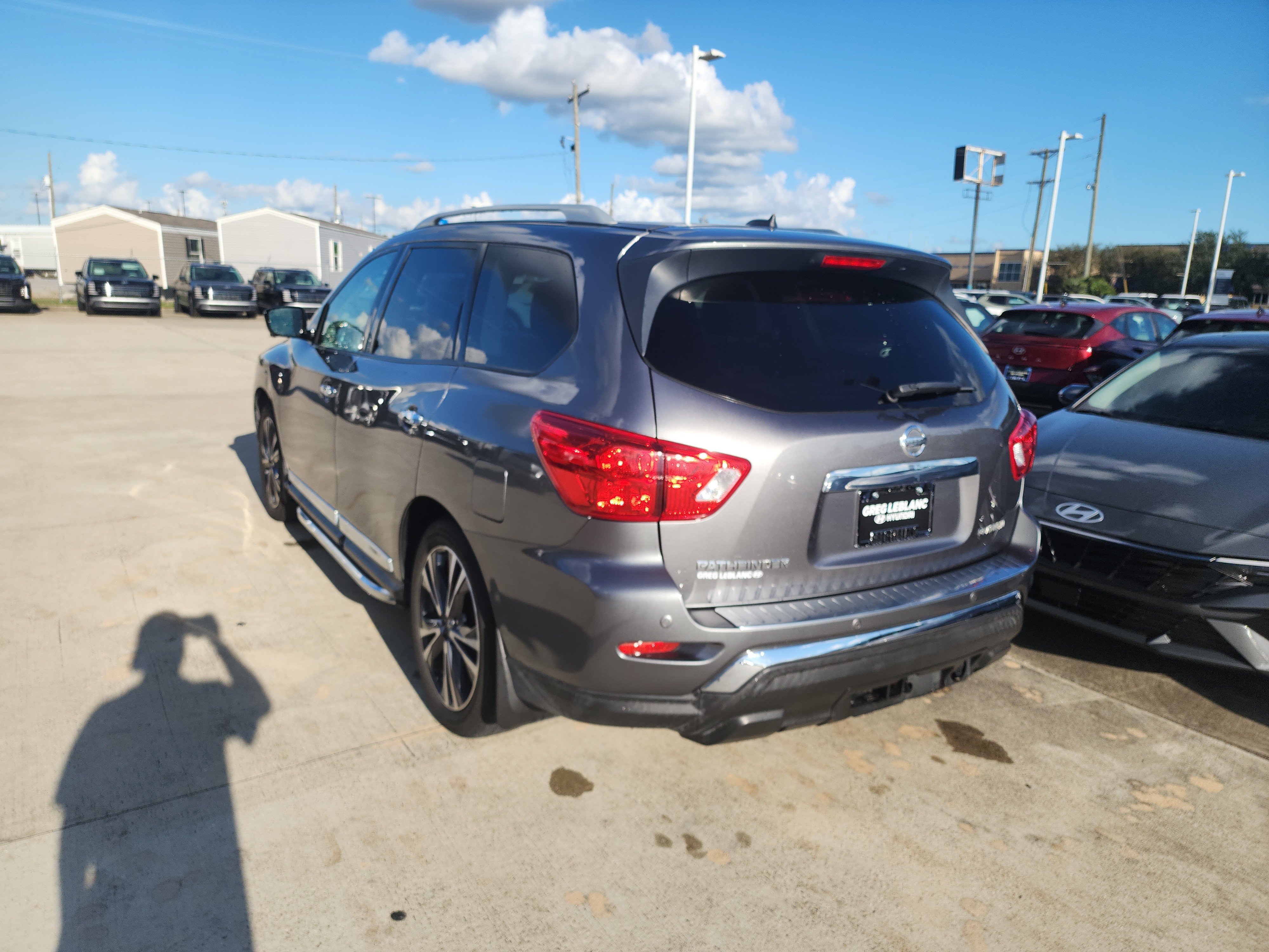 Used 2017 Nissan Pathfinder Platinum w/ Family Entertainment Package FWD image 5