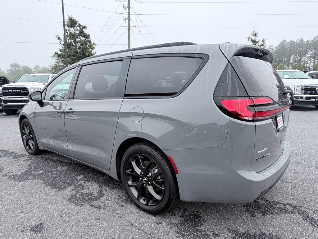 Used 2025 Chrysler Pacifica Limited FWD image 7