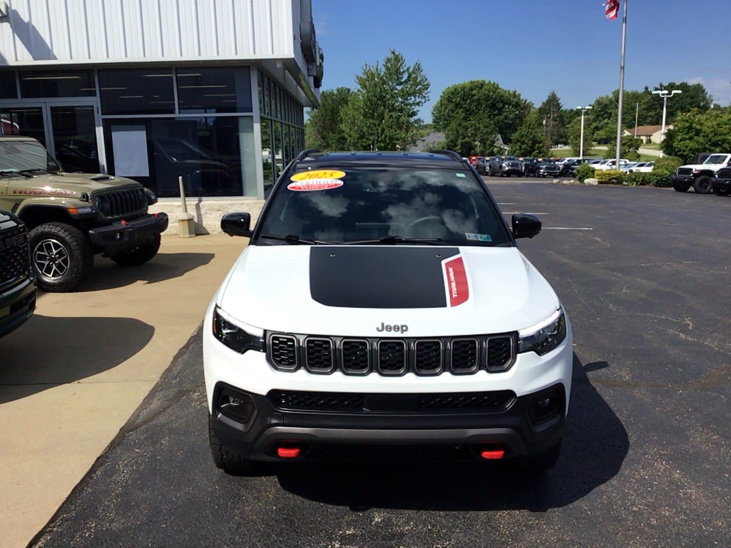 Used 2025 Jeep Compass Trailhawk w/ Trailhawk Elite Group AWD/4WD image 2