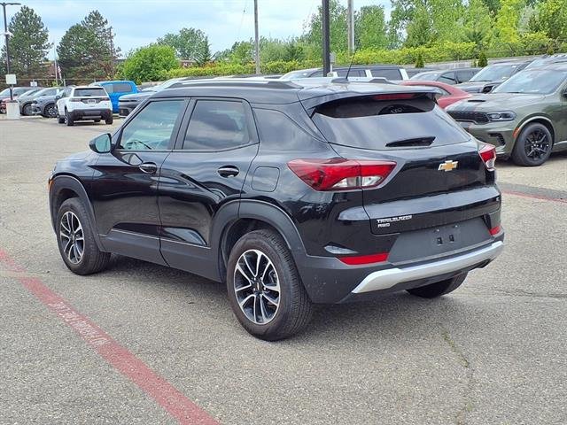 Used 2025 Chevrolet TrailBlazer LT AWD/4WD image 2