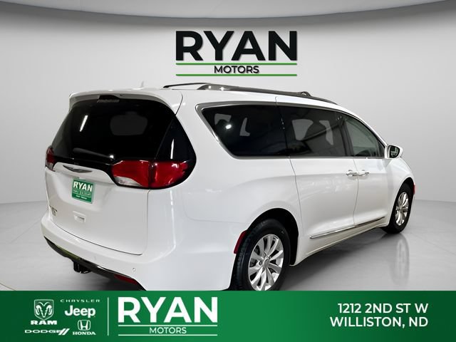 Used 2018 Chrysler Pacifica Touring-L FWD image 2