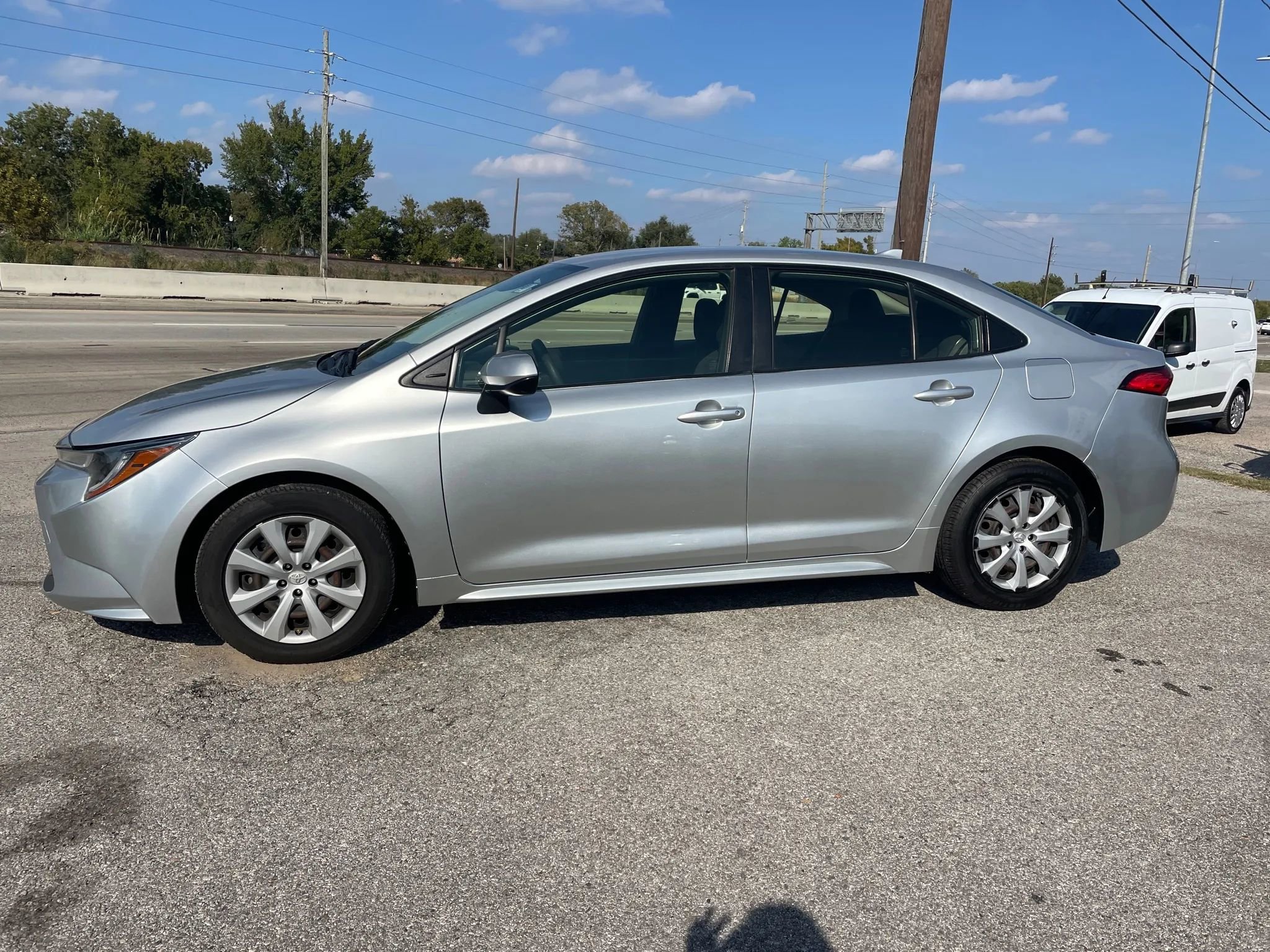 Used 2021 Toyota Corolla LE FWD image 2